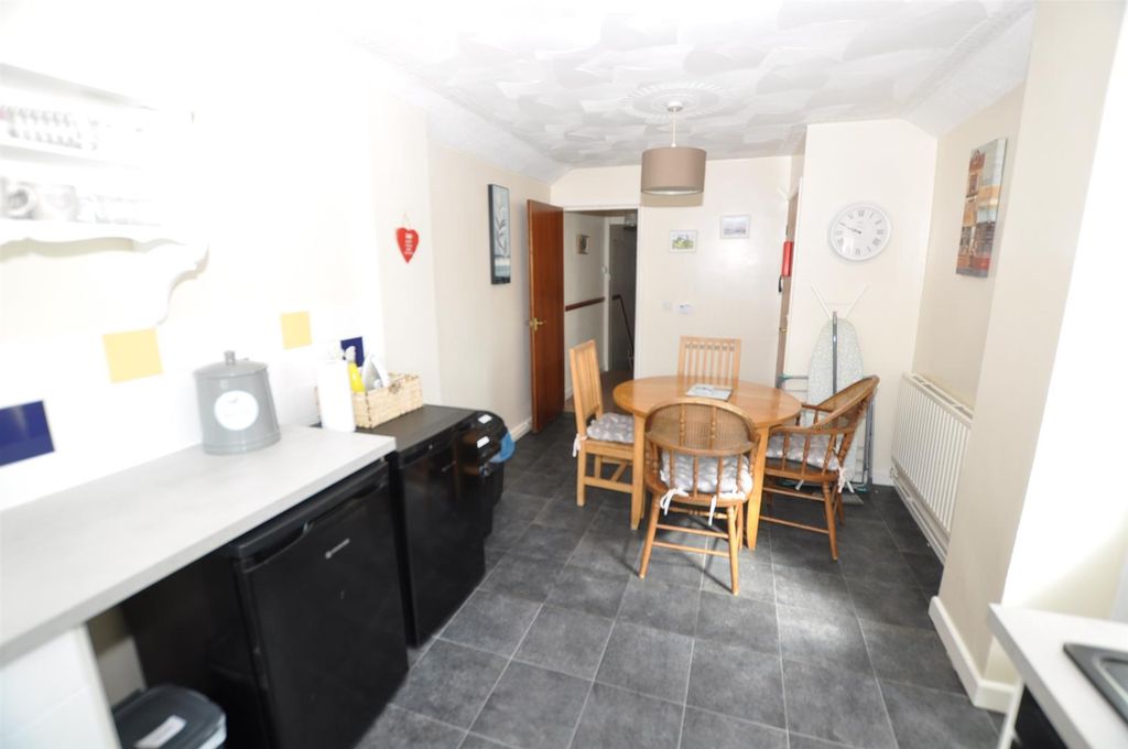 Property photo 3 of 16 Flat 2