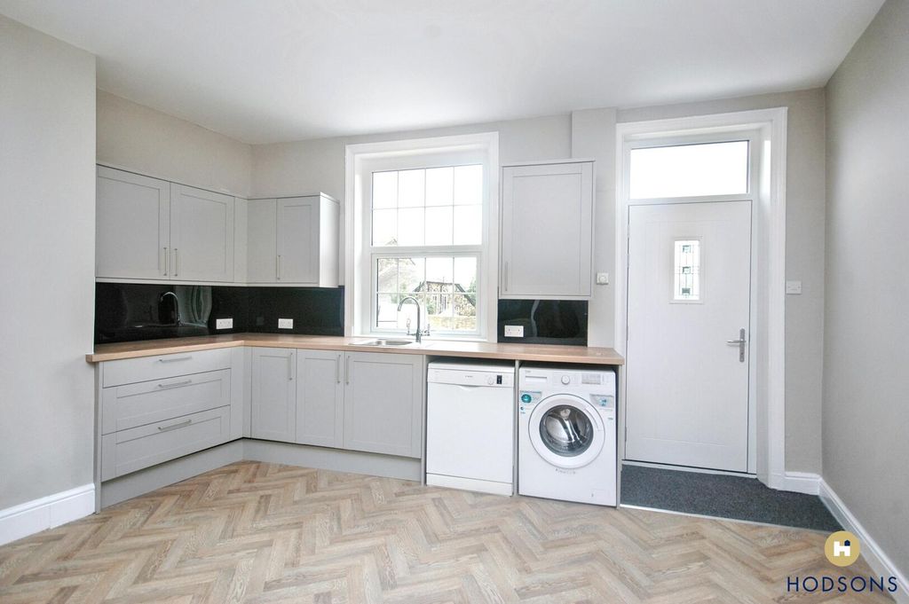 Property photo 2 of 10 Kitchen