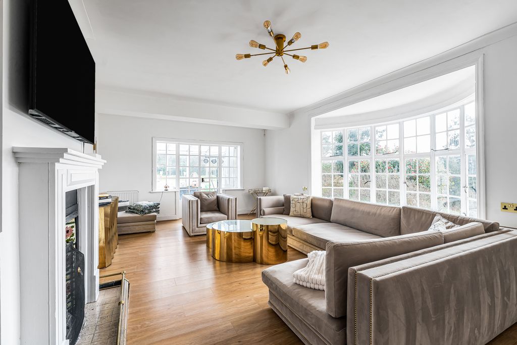 Property photo 2 of 34 Living Room