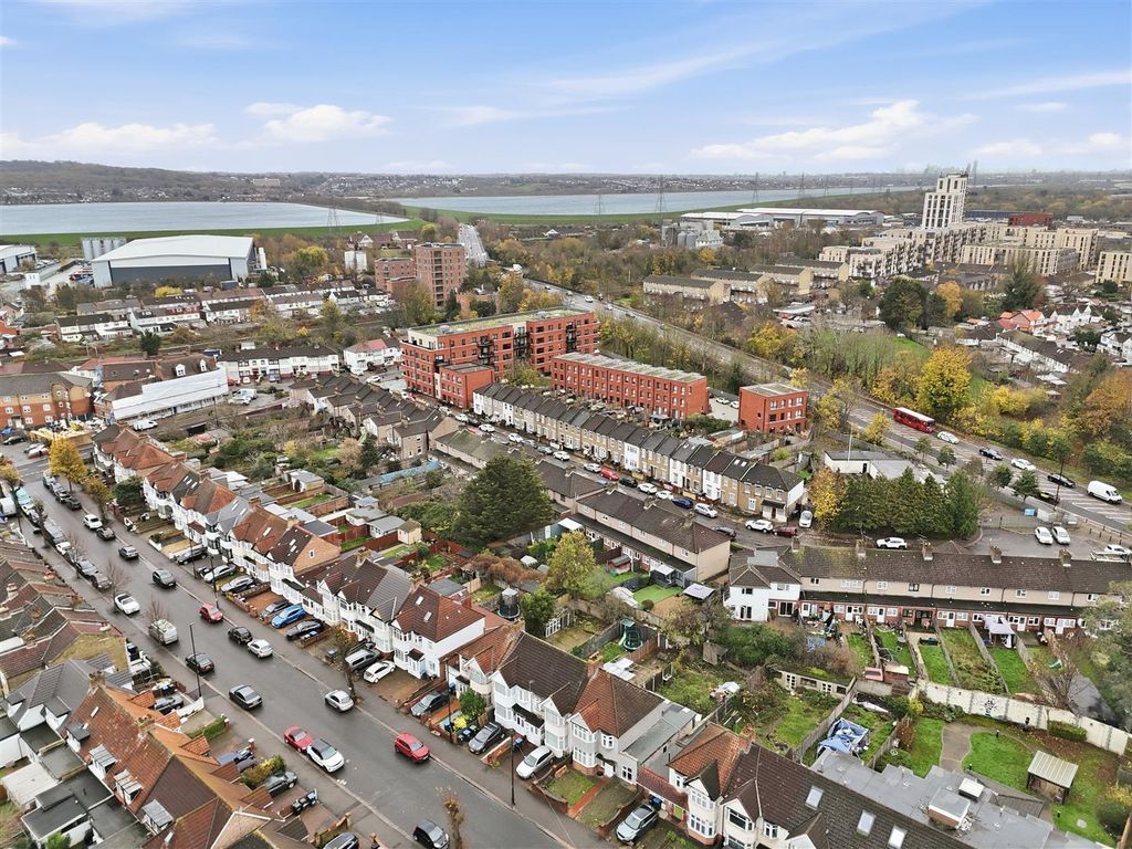 Property photo 3 of 27