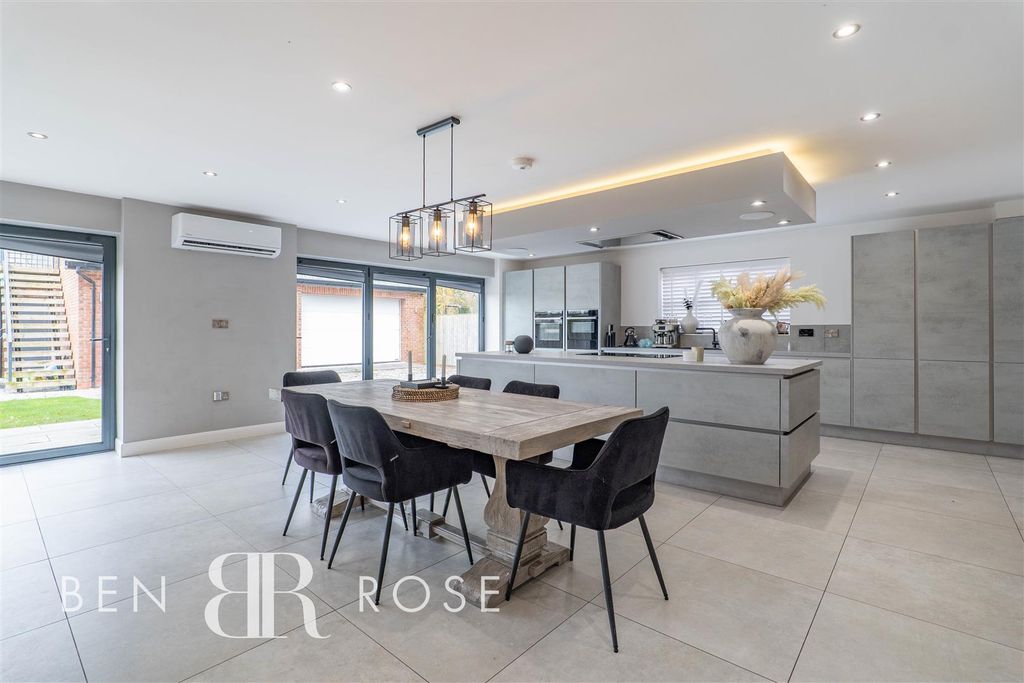 Property photo 2 of 47 Kitchen/Dining Room/Snug
