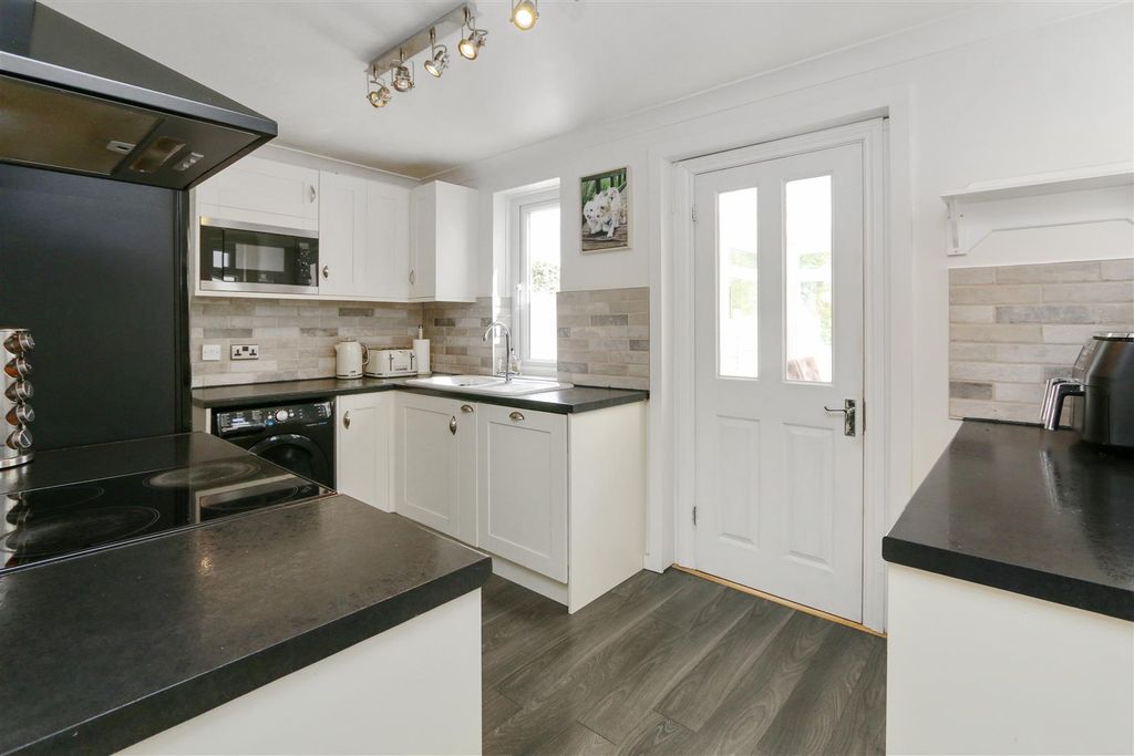 Property photo 2 of 13 Rt_Wt_Bxh_T_Job160_31 Porthkerry Avenue_24_2107202