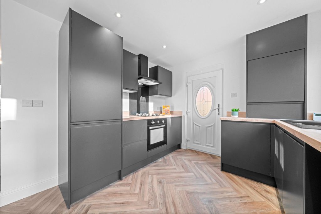 Property photo 3 of 31