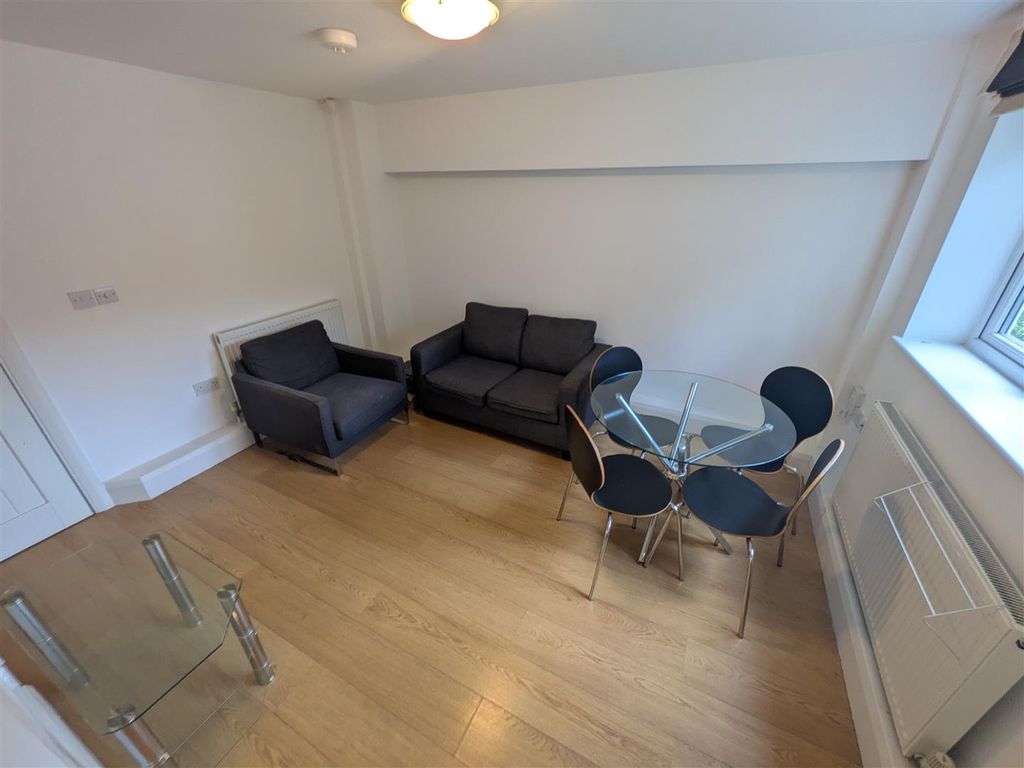 Property photo 3 of 13 Lounge