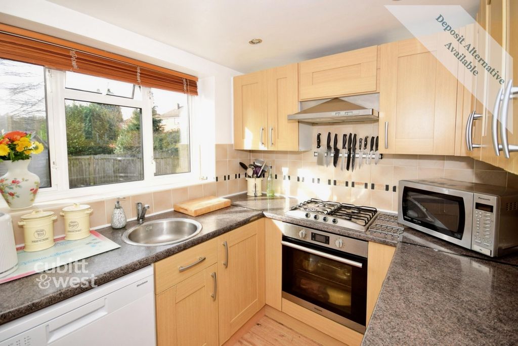 Property photo 2 of 11 Kitchen