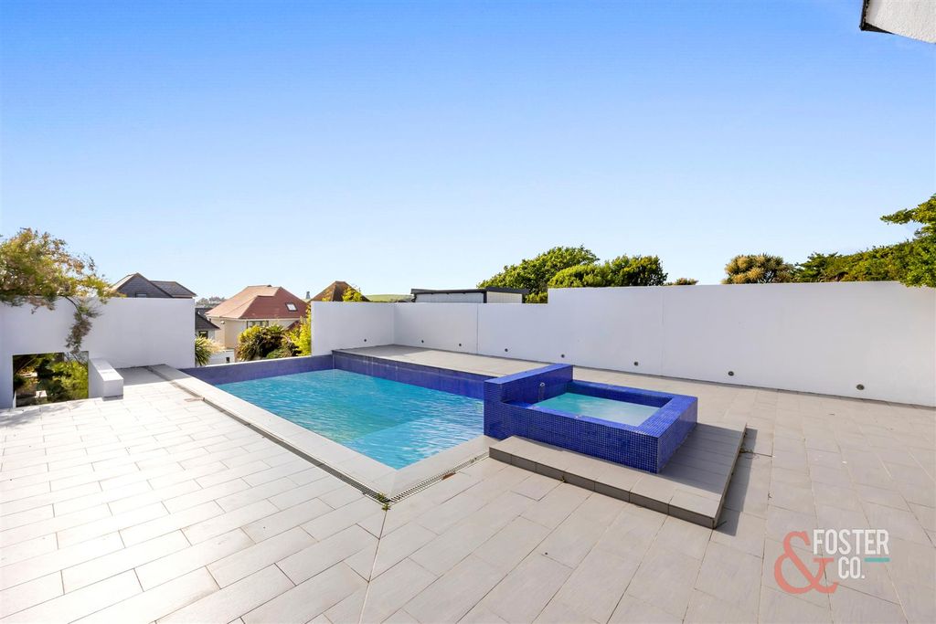 Property photo 2 of 31 Newlands Road_16A_Ext-010(1).Jpg