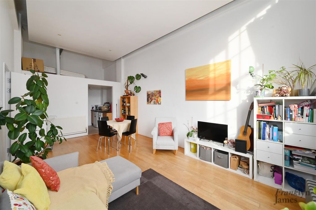 Property photo 1 of 13 Pentonville-Road (12).Jpg