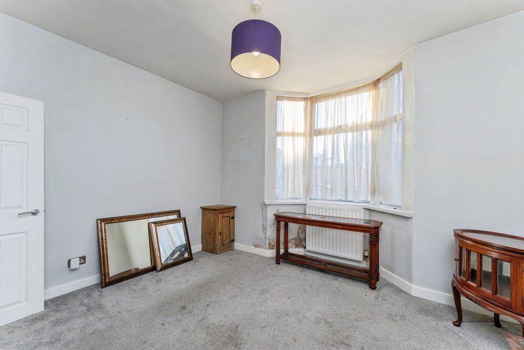 Property photo 2 of 17 Lounge