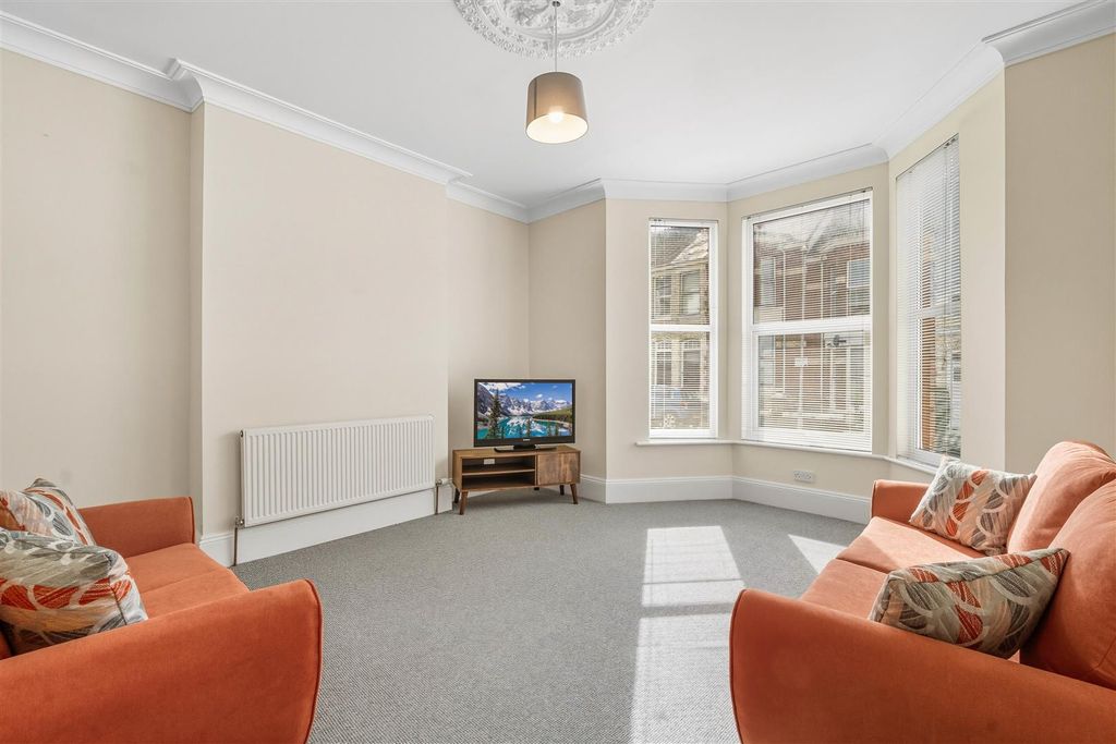 Property photo 2 of 18 Lounge