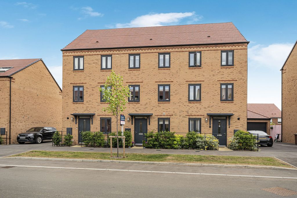 Property photo 1 of 32