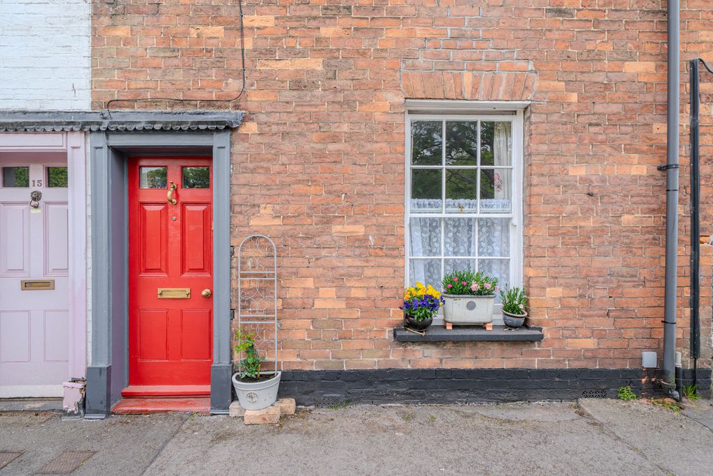 Property photo 2 of 31