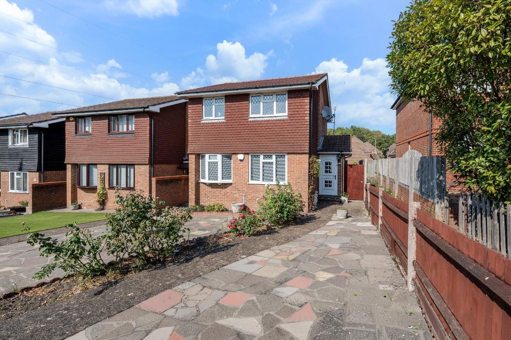 Property photo 1 of 14 Chessington Road