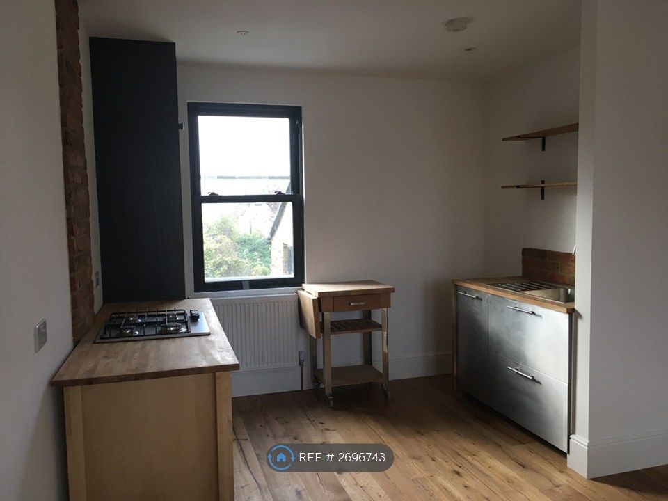 Property photo 3 of 11 Kitchen