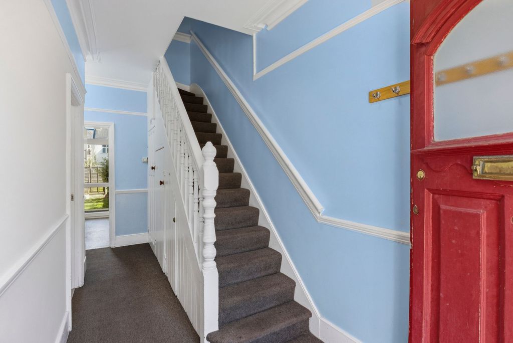 Property photo 2 of 20 Entrance Hall