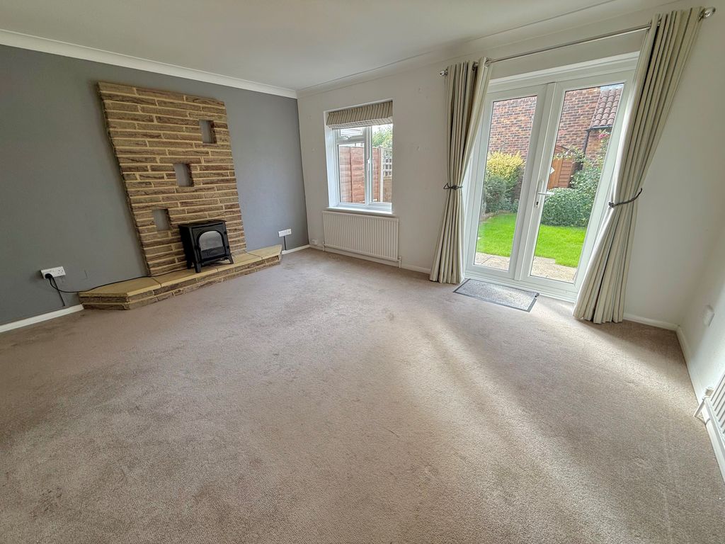 Property photo 3 of 15 11 Wakehurst Place Lounge1