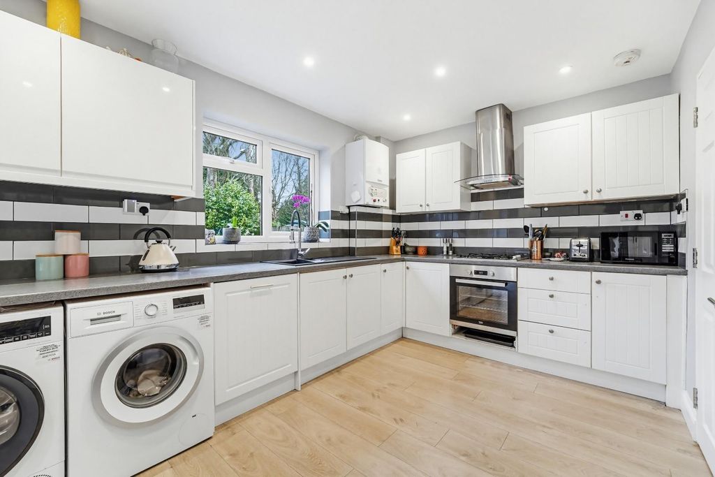 Property photo 3 of 14 Thornfield Road