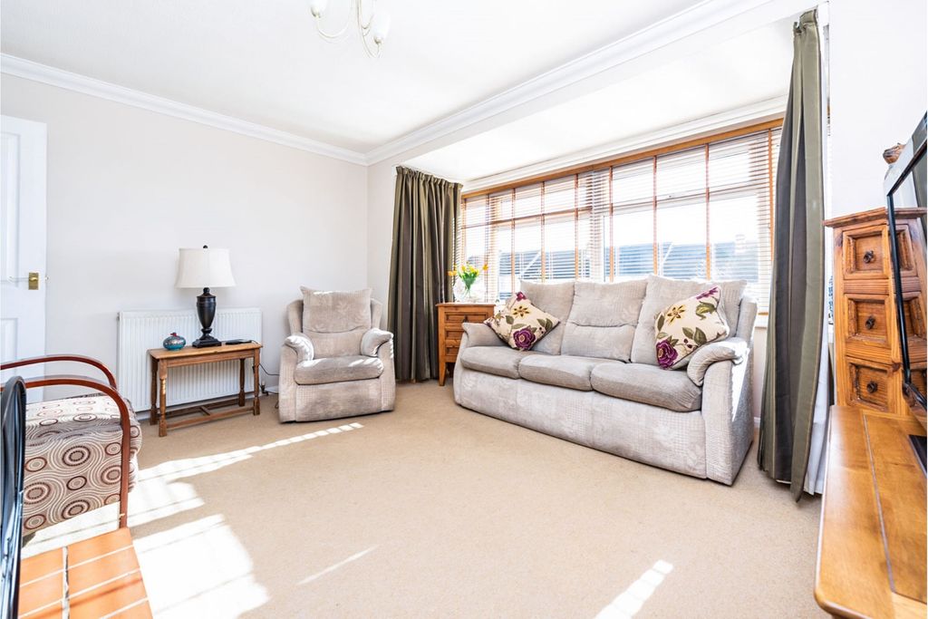 Property photo 3 of 13 Lounge