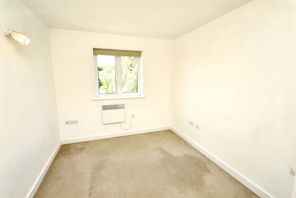 Property photo 2 of 24 11 Celandine Grove, Southgate, London, N14 4Bp