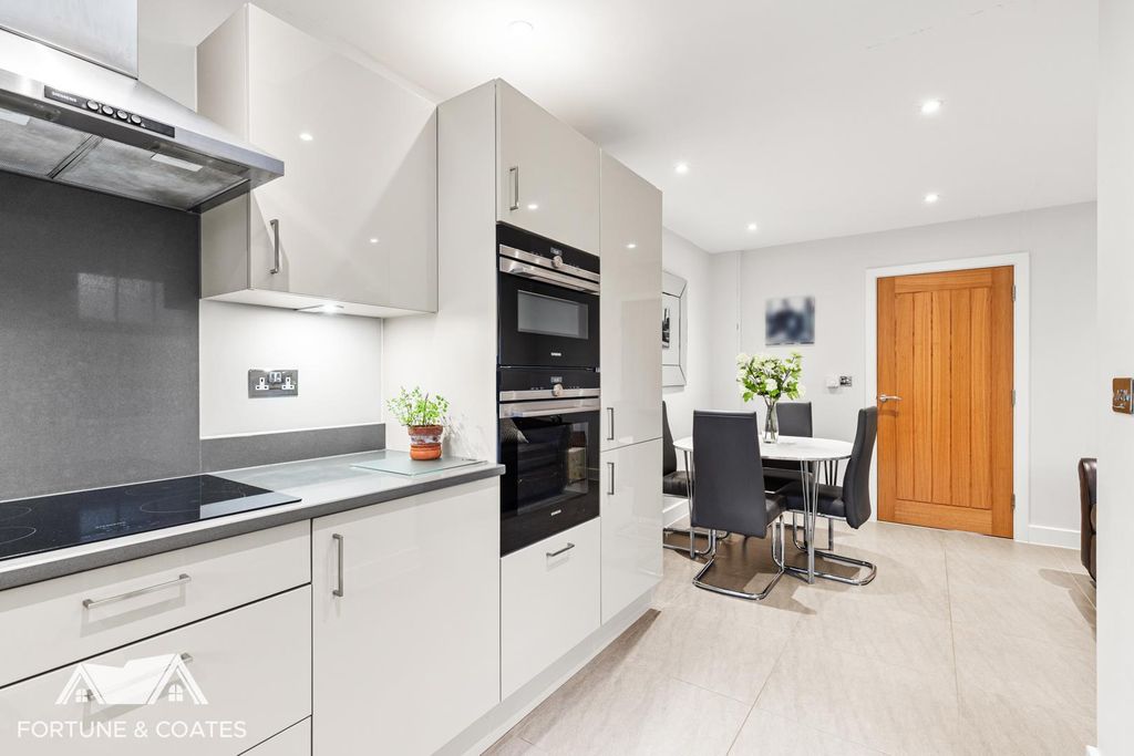 Property photo 3 of 28 Hazelwoodpark_21.Jpg