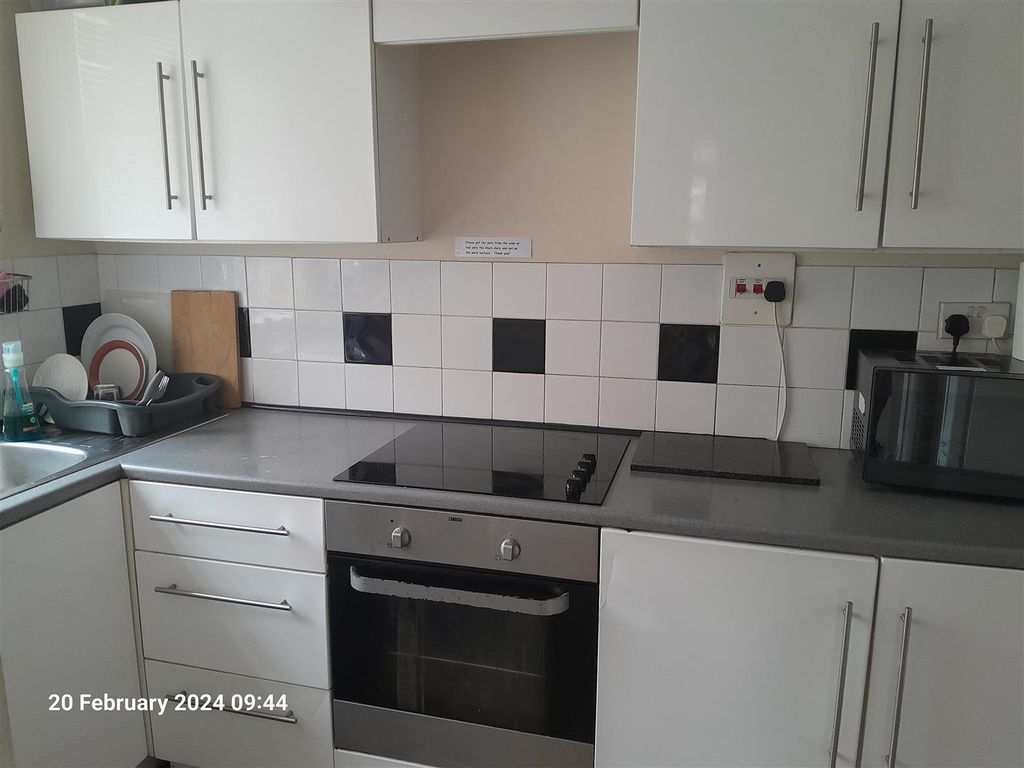 Property photo 3 of 6 Kitchen