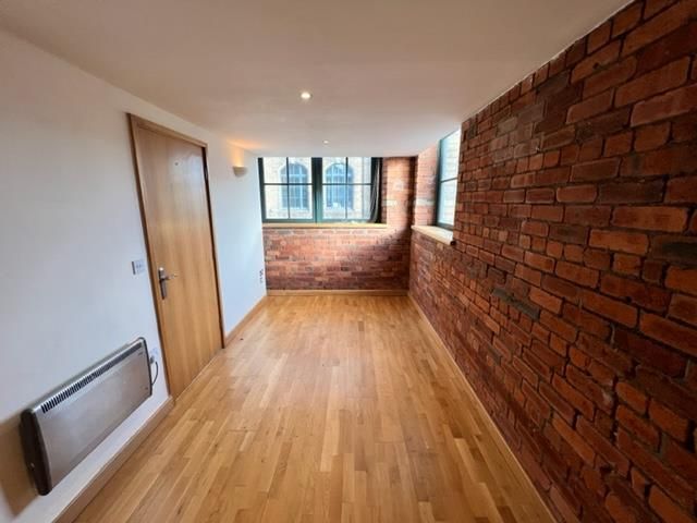 Property photo 3 of 10 Master Bedroom