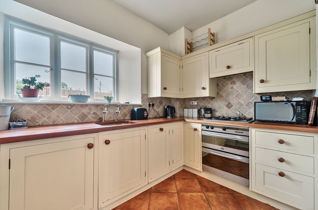 Property photo 2 of 10 Kitchen