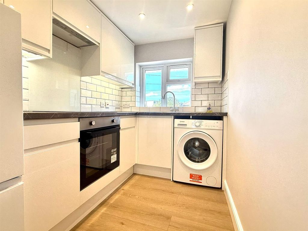 Property photo 2 of 6 Kitchen