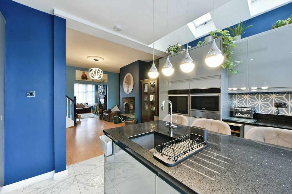 Property photo 2 of 21