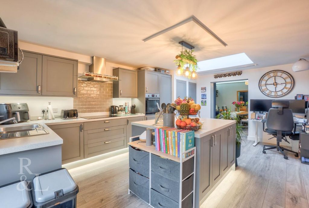 Property photo 3 of 31 169 Occupation Road (23).Jpg