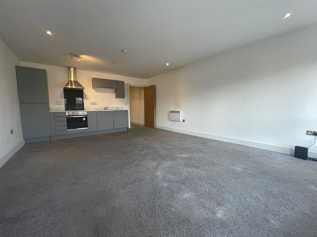 Property photo 1 of 8 Living Room/Kitchen