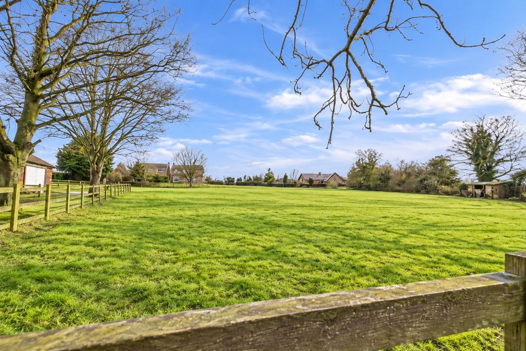 Property photo 3 of 33 Paddock