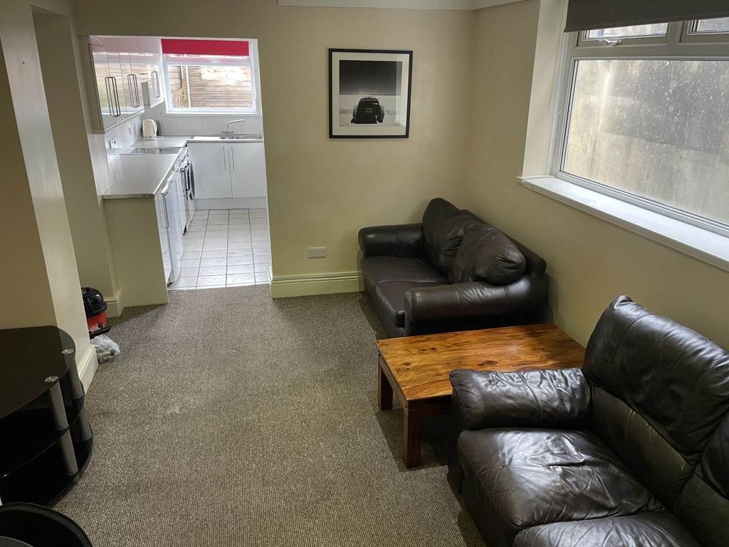 Property photo 1 of 17 16 Lounge 1