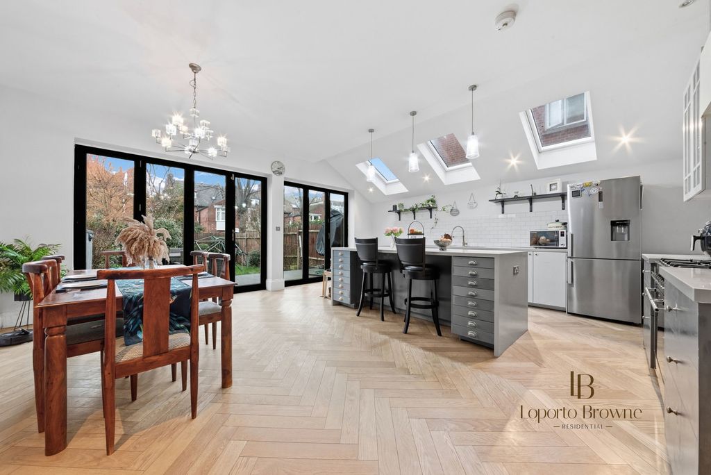 Property photo 1 of 32