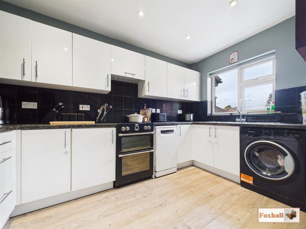 Property photo 3 of 19 Kitchen