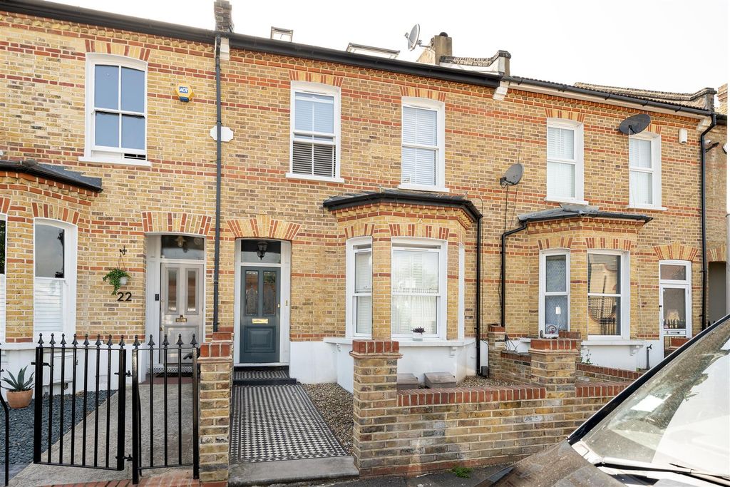 Property photo 1 of 18 Marlborough Road, E18