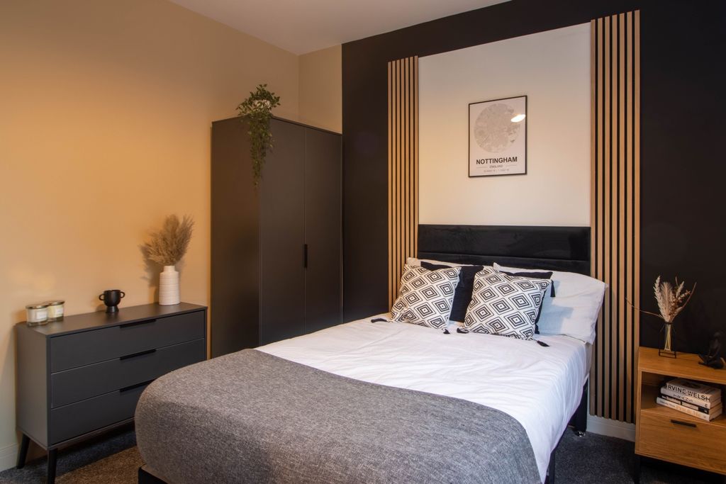 Property photo 1 of 8 Bedroom,