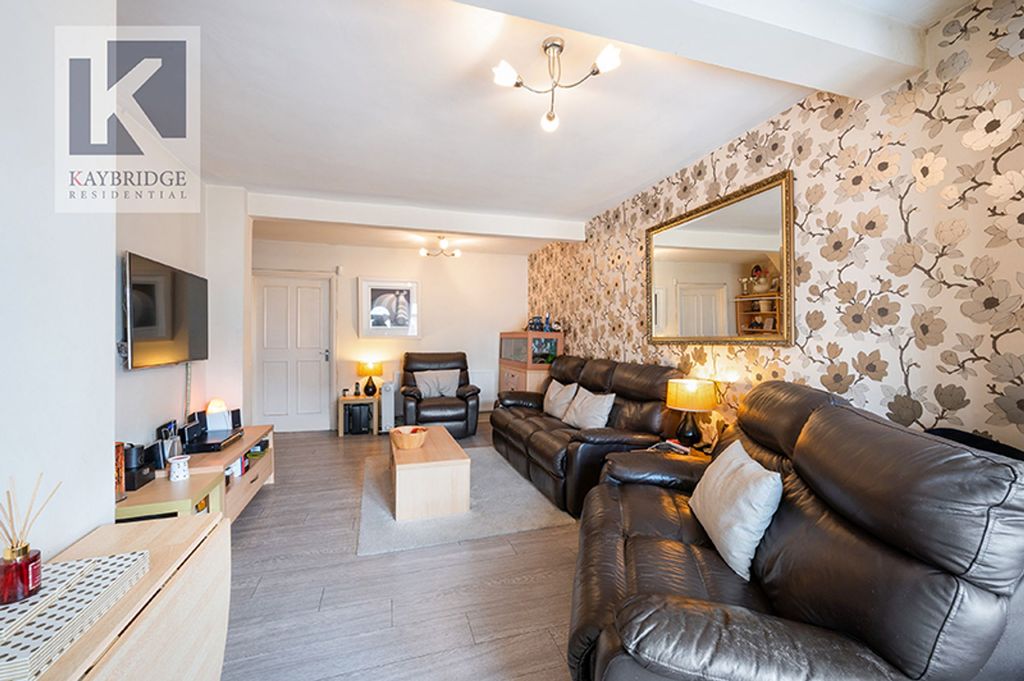 Property photo 3 of 16 Boscombe Road Kt4 8Pl