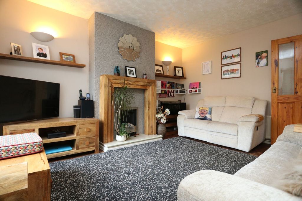 Property photo 2 of 32