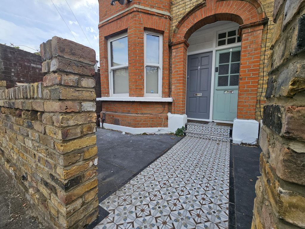 Property photo 1 of 16 Beautifully Refurbished 2 Bedroom Ground Floor Flat Â€“ Helena Road, Walthamstow E17