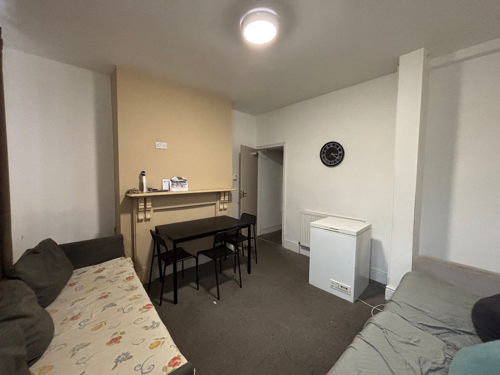 Property photo 3 of 6 Comm Lounge 