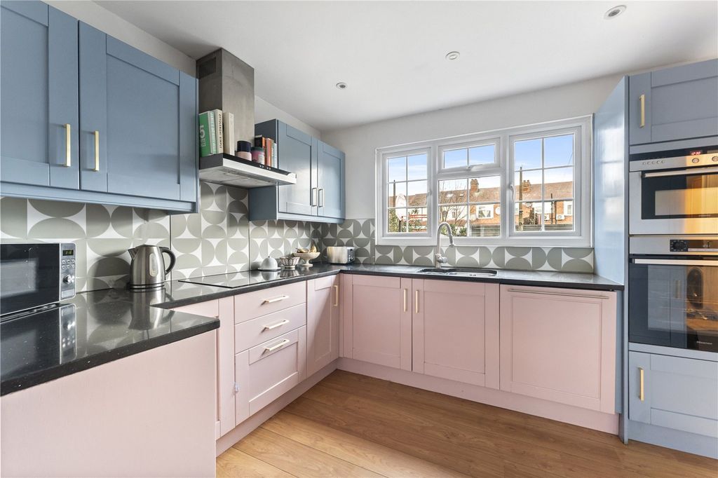 Property photo 2 of 19 Picture No. 24