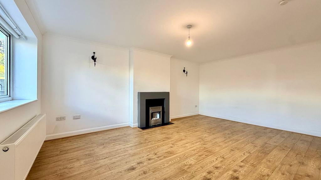 Property photo 2 of 10 Sitting/Dining Room