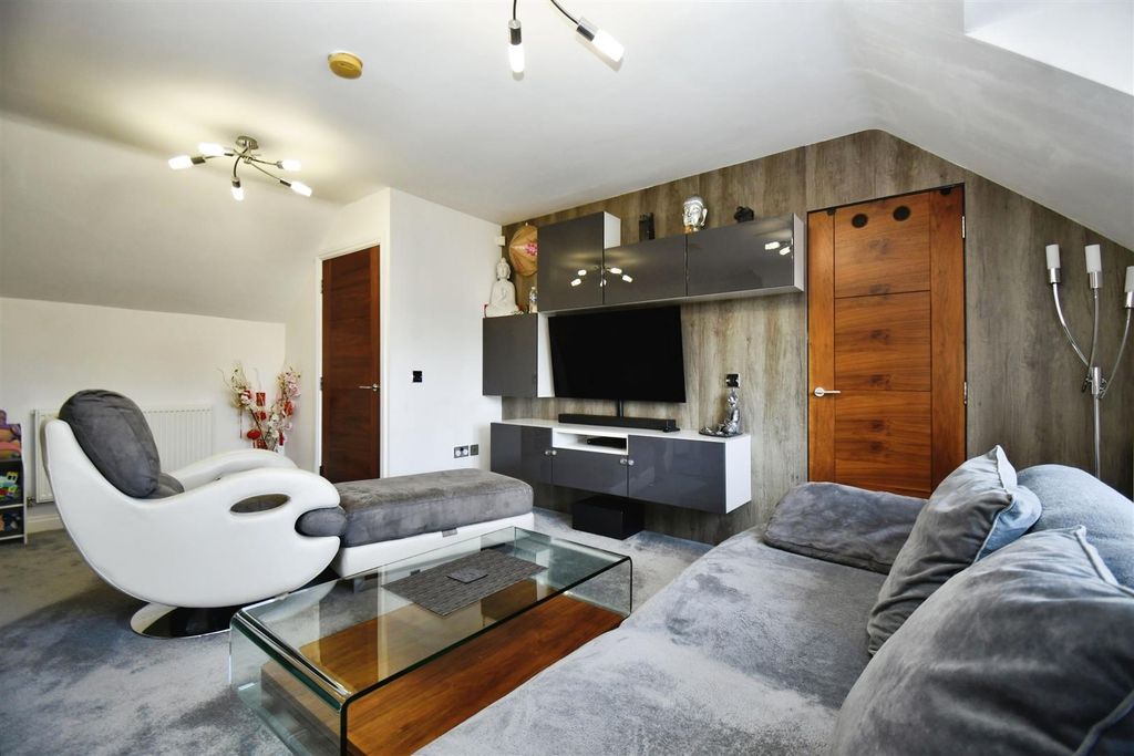 Property photo 3 of 17 Lounge