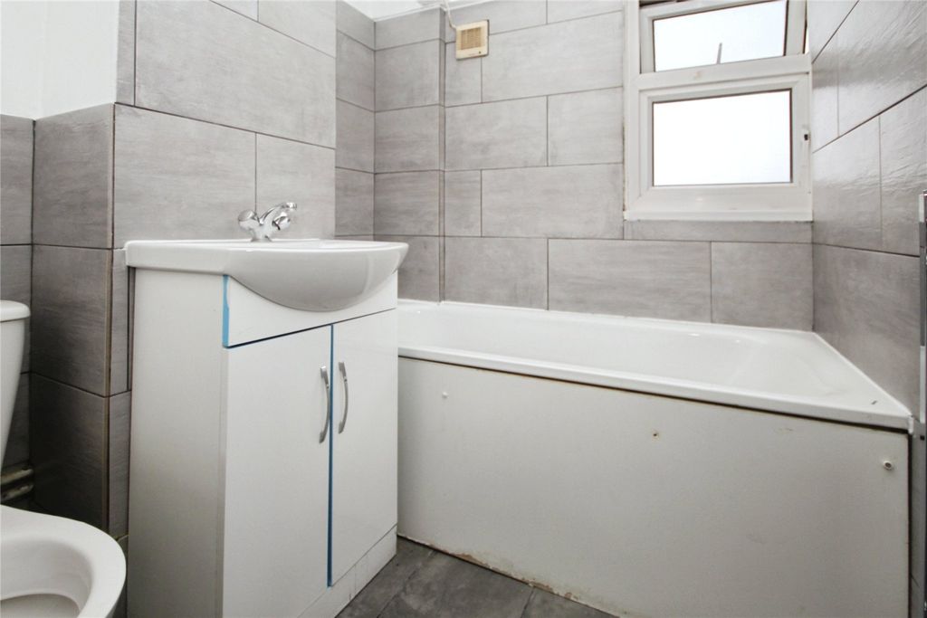 Property photo 2 of 11 Bathroom