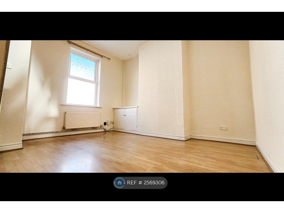 Property photo 3 of 17 Living Room