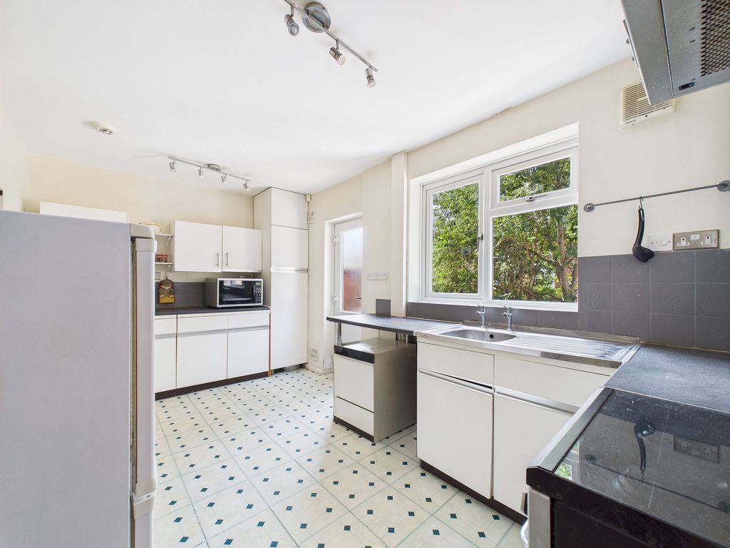 Property photo 3 of 12 Kitchen