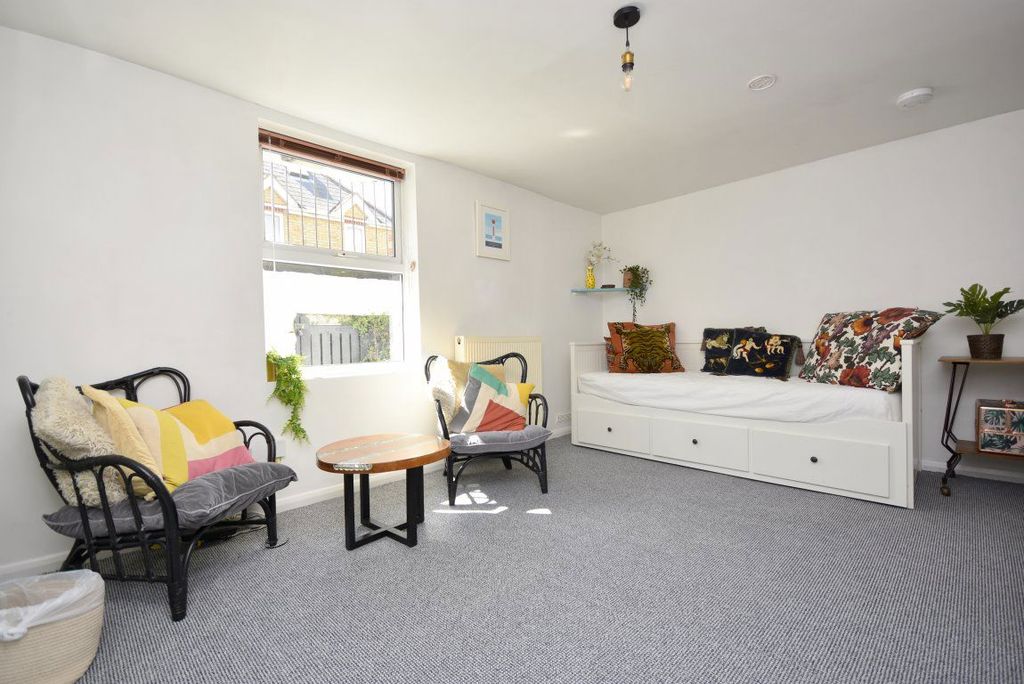 Property photo 3 of 27