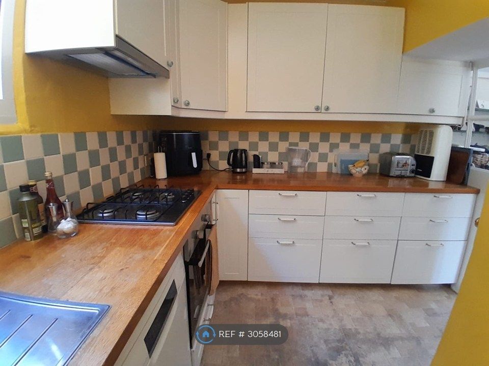 Property photo 3 of 17 Kitchen (2)