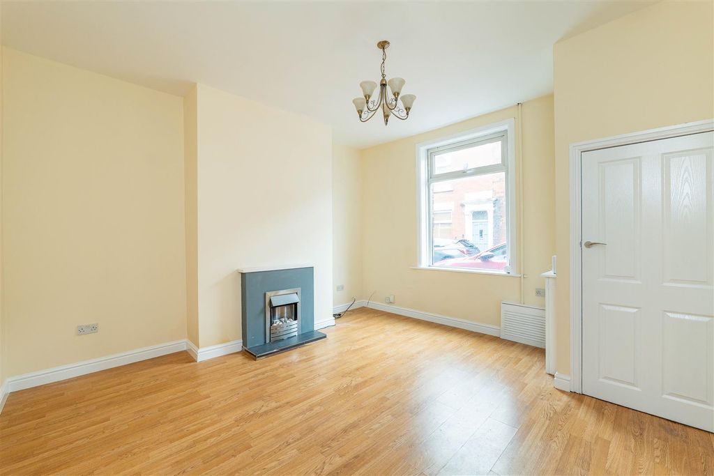 Property photo 2 of 18 Lounge