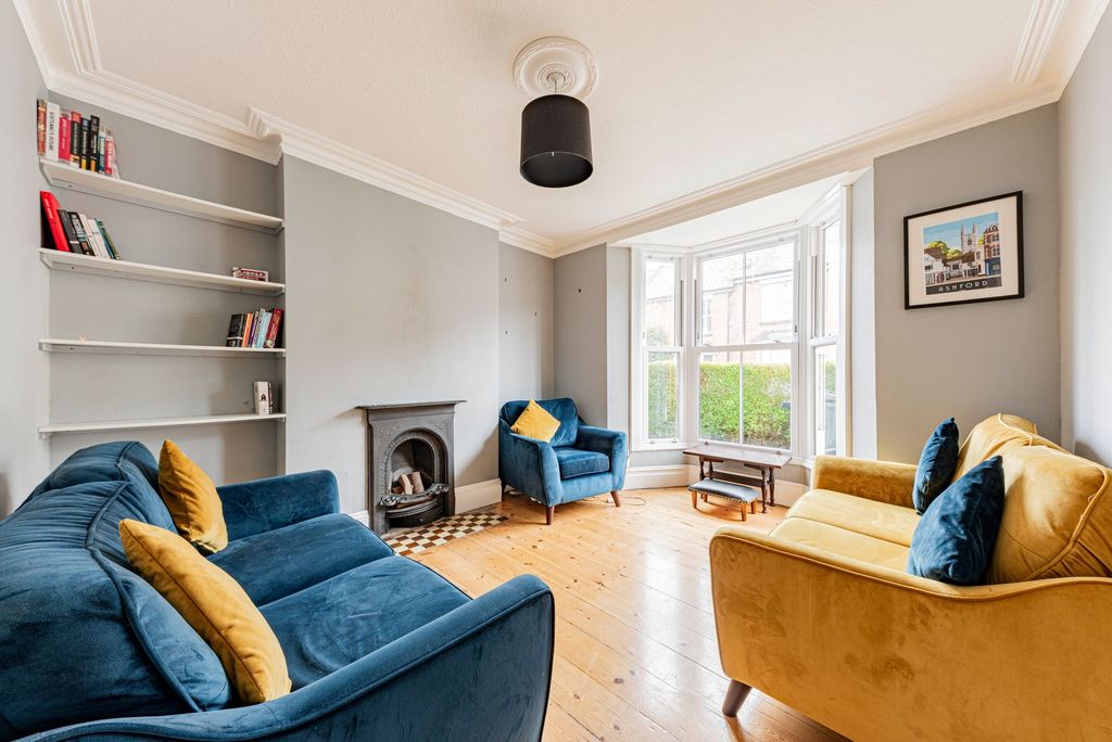 Property photo 2 of 18 Living Room (1)